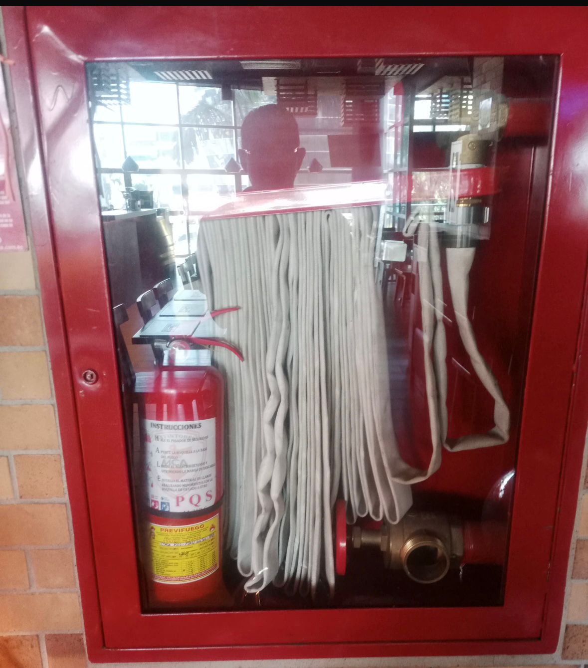 Extintor dentro de gabinete contra incendios